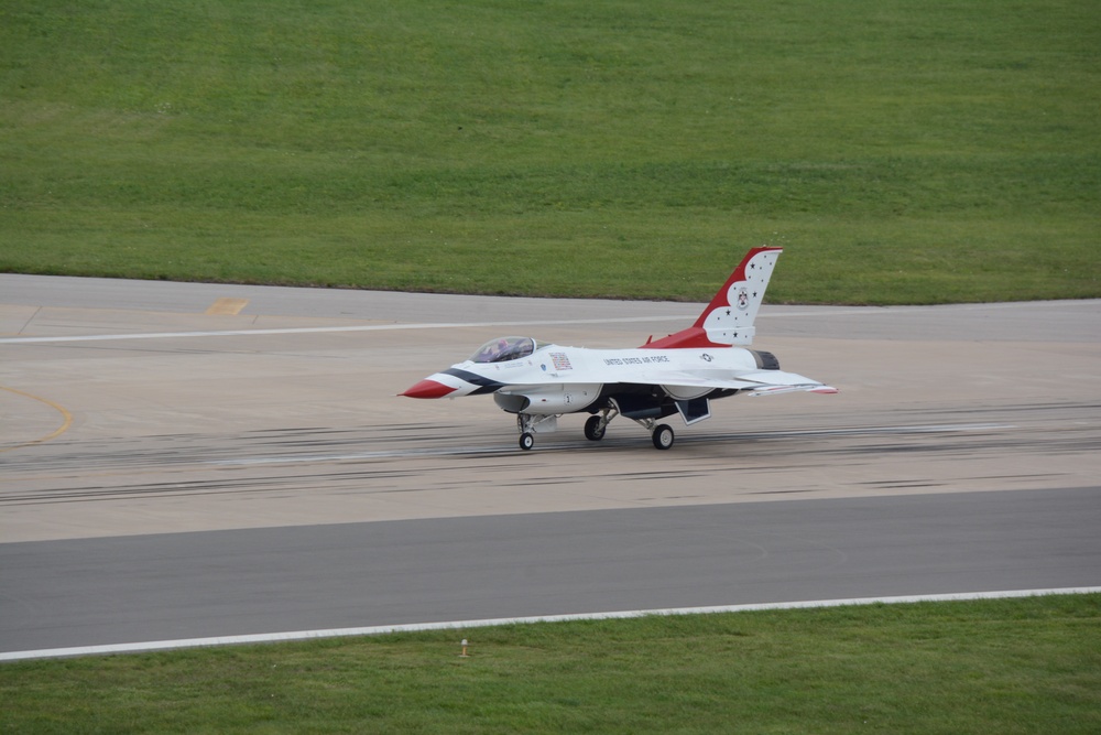 Thunderbirds practice for Tinker air show