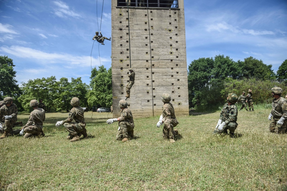 Fast rope and rappelling training between Greek and U.S. Paratroopers