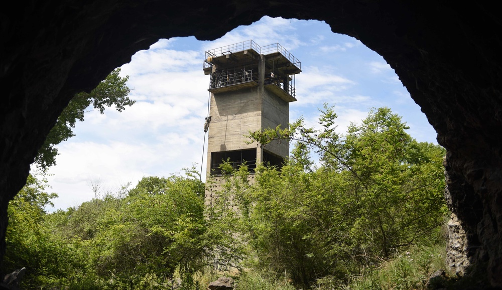 Fast rope and rappelling training between Greek and U.S. Paratroopers