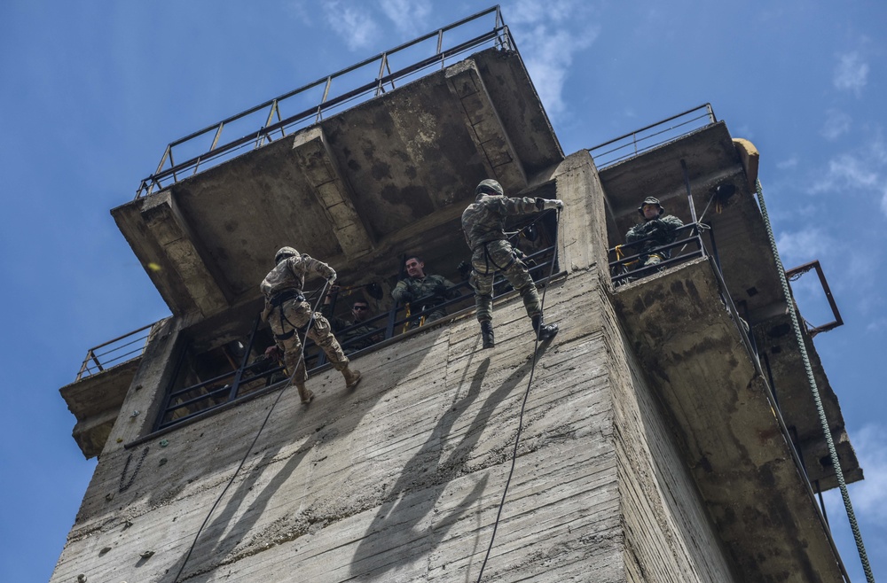 Fast rope and rappelling training between Greek and U.S. Paratroopers