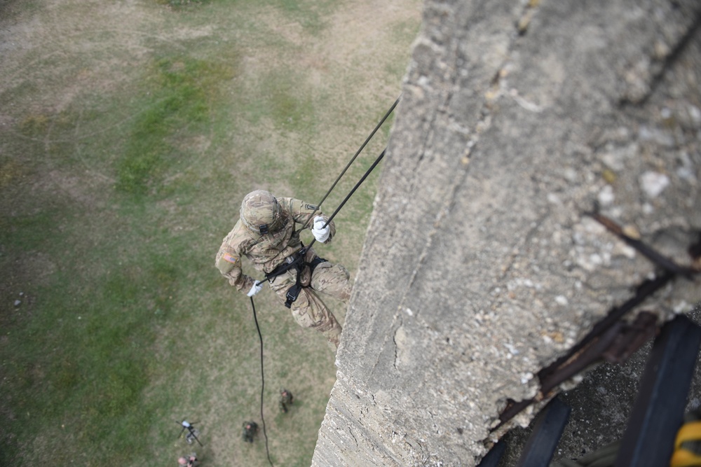 Fast rope and rappelling training between Greek and U.S. Paratroopers