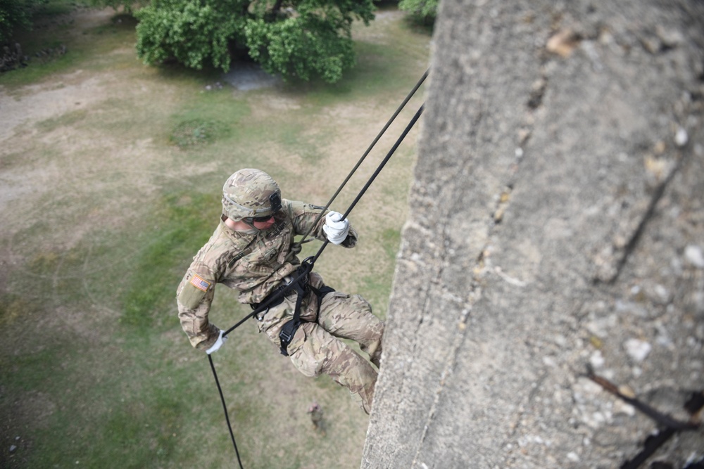 Fast rope and rappelling training between Greek and U.S. Paratroopers