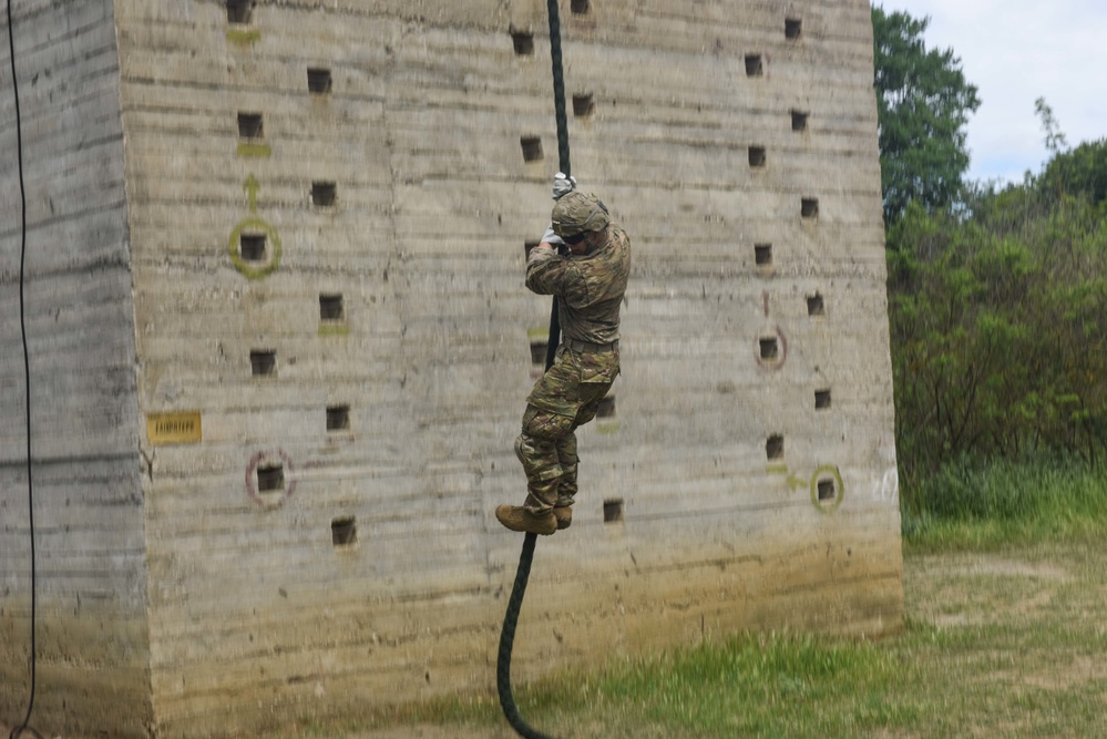 Fast rope and rappelling training between Greek and U.S. Paratroopers