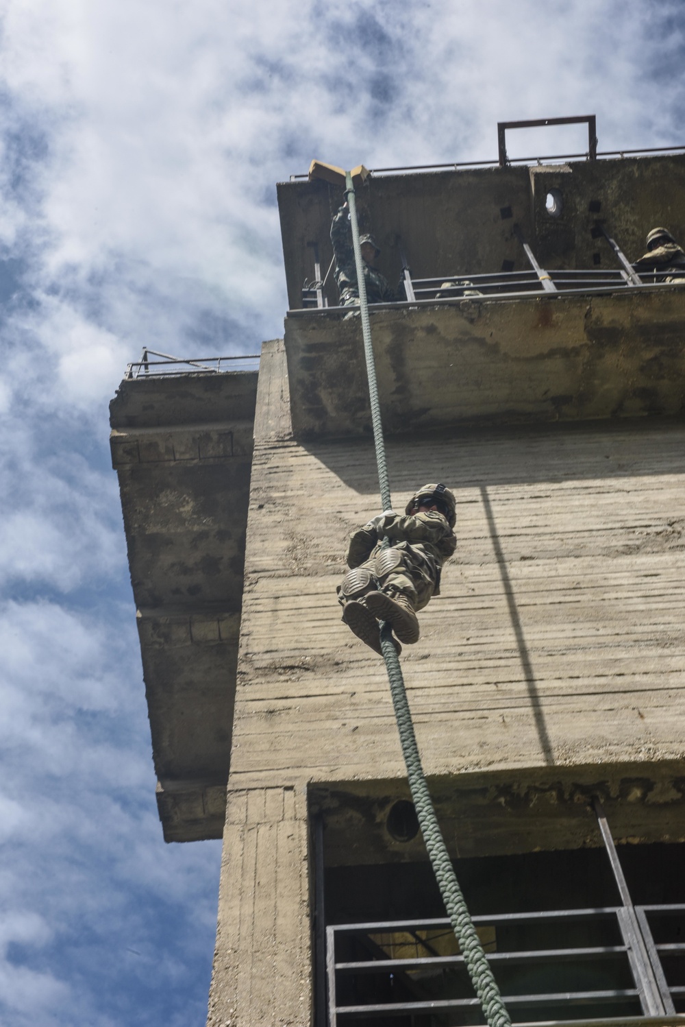 Fast rope and rappelling training between Greek and U.S. Paratroopers