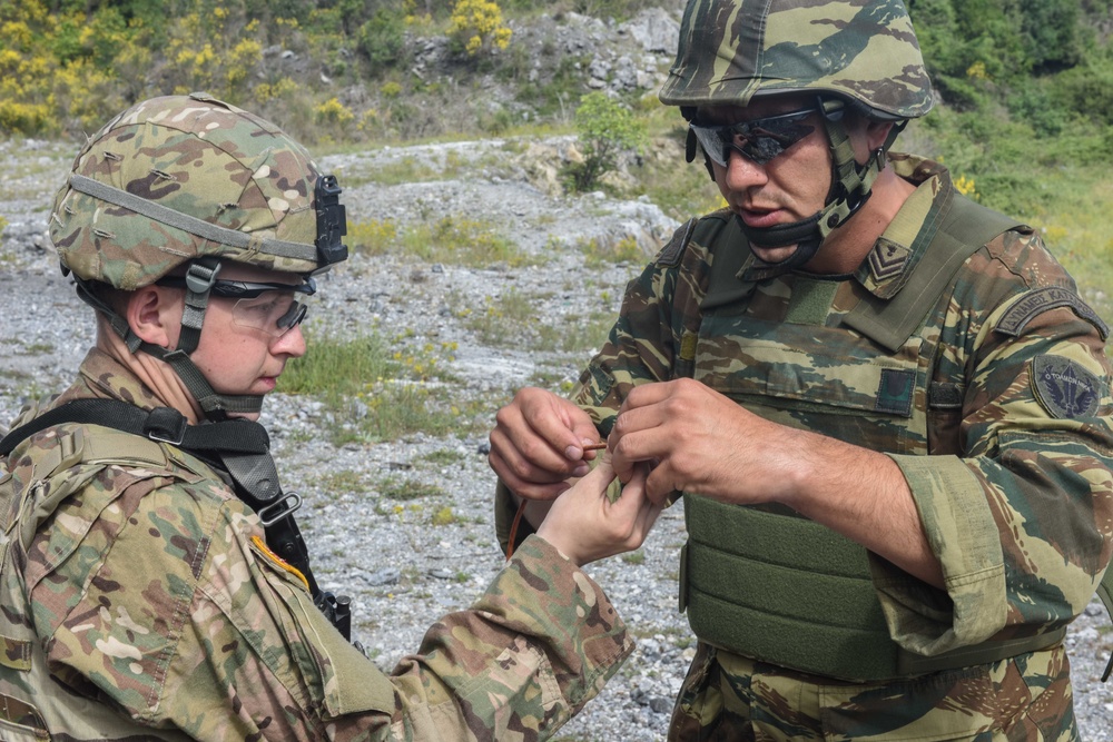 Demolitions training between Sky Soldiers and Greek Army