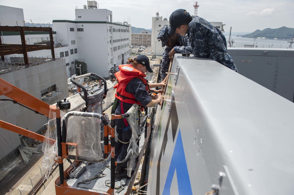 USS Green Bay paints first Battle “E”