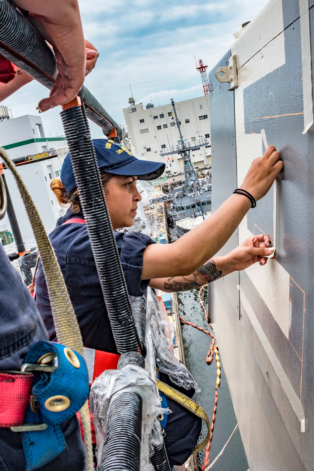 USS Green Bay paints first Battle “E”
