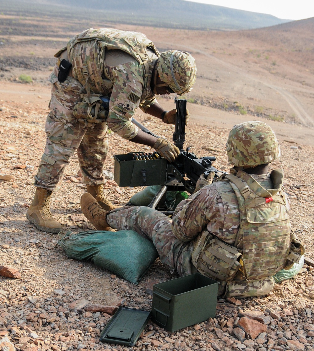 Soldiers Train on Machine Gun