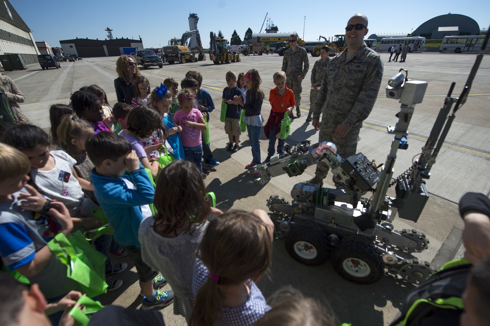 Children receive a peek at the deployment process