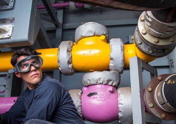 USS Bonhomme Richard (LHD 6) DFM Fueling Operations