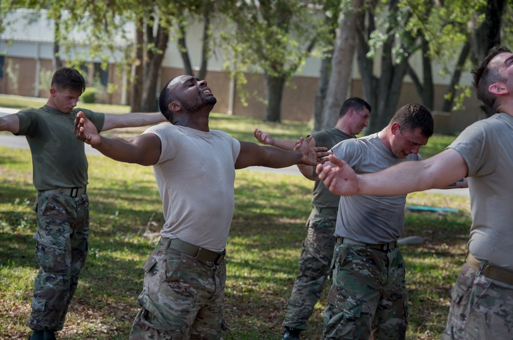 Airmen attempt Air Assault assessment