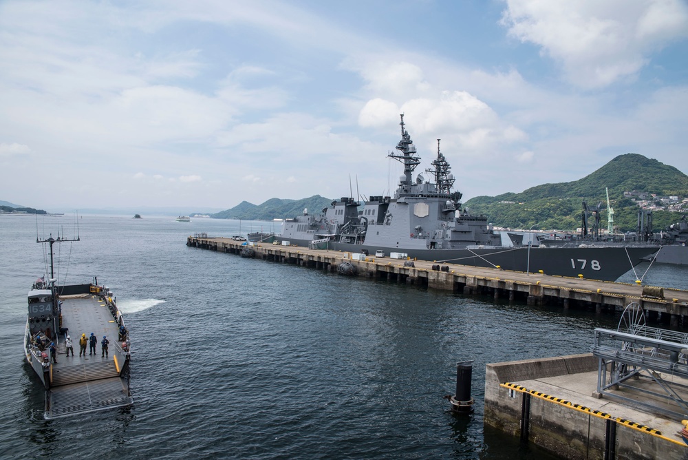 USS Bonhomme Richard (LHD 6) Conducts Stern Gate Marriage Operations