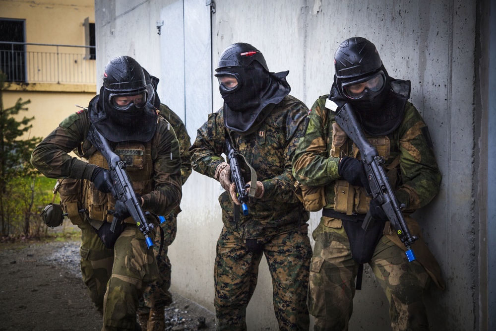 Sharing tactics and taking names: Norwegian soldiers train with Marines in room clearing exercise