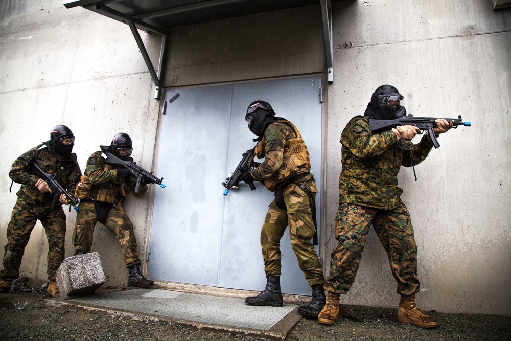 Sharing tactics and taking names: Norwegian soldiers train with Marines in room clearing exercise