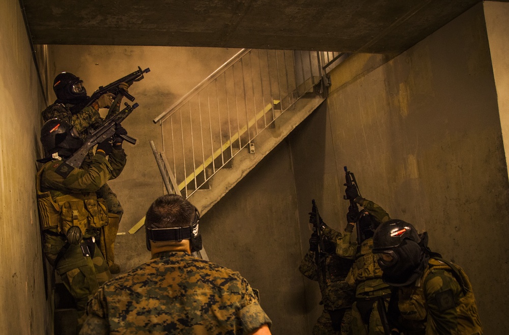 Sharing tactics and taking names: Norwegian soldiers train with Marines in room clearing exercise