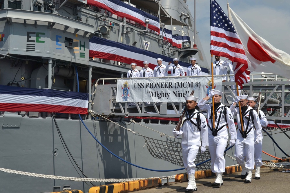 USS Pioneer Holds Change of Command