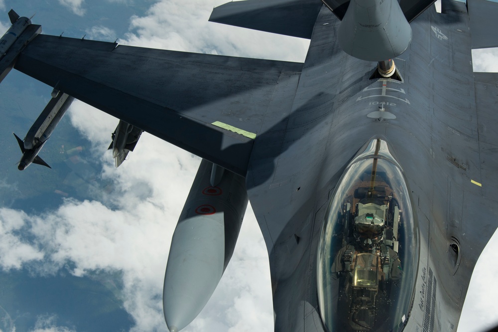 185th ANG provides refueling training to F-16 Fighting Falcons