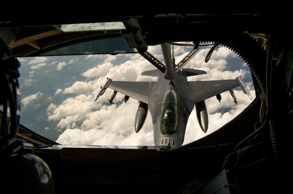 185th ANF provides refuel training to F-16 Fighting Falcons