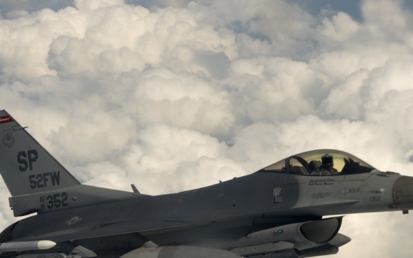 185th ANF provides refuel training to F-16 Fighting Falcons