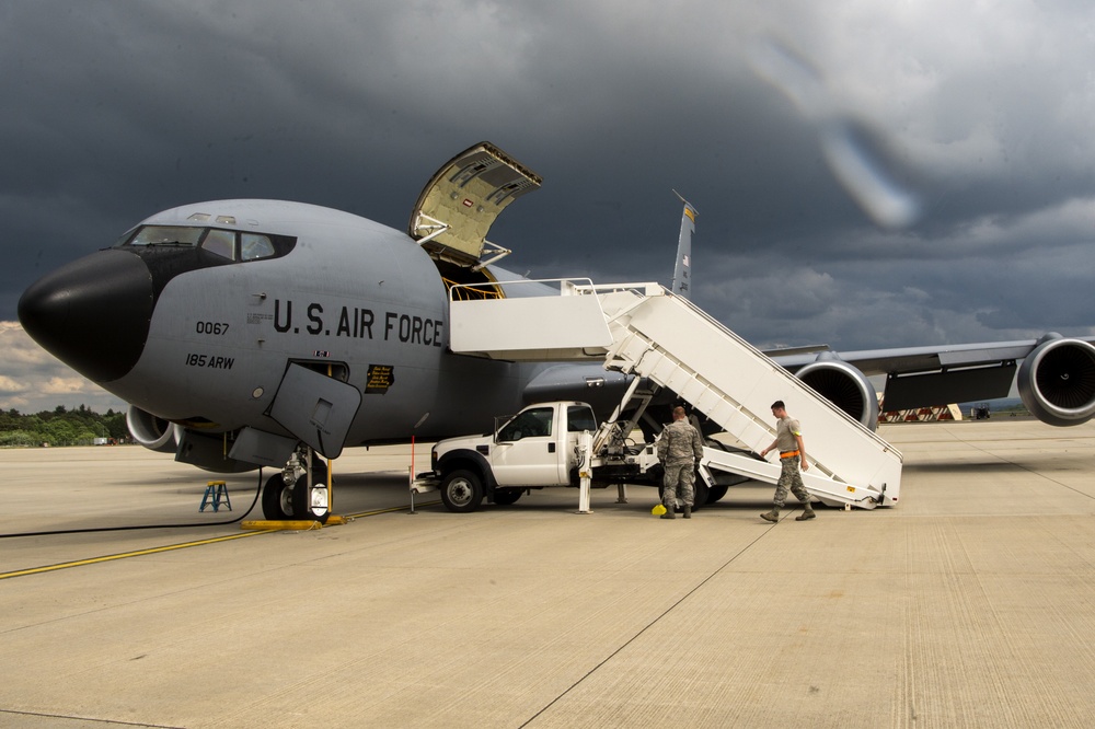 185th ANF provides refuel training to F-16 Fighting Falcons