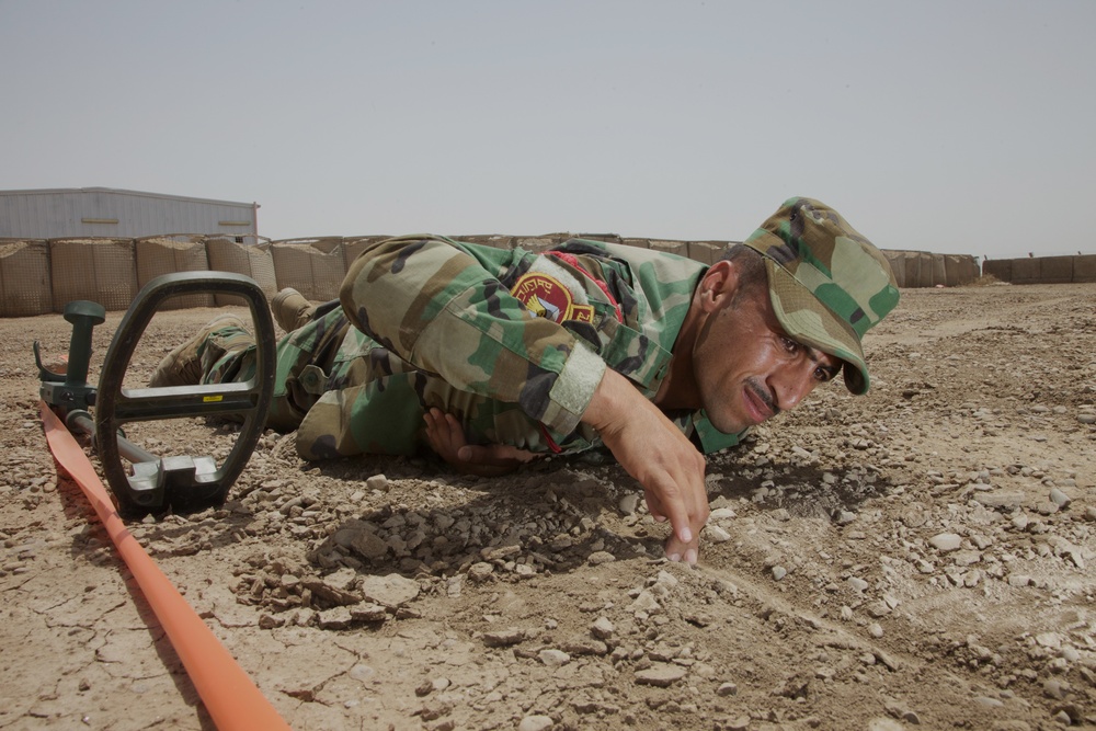 Iraqi soldier conducts training on improvised explosive device