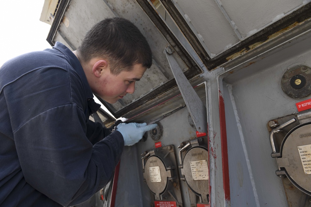 USS Wayne E. Meyer Sailor Conducts Preservation Operations