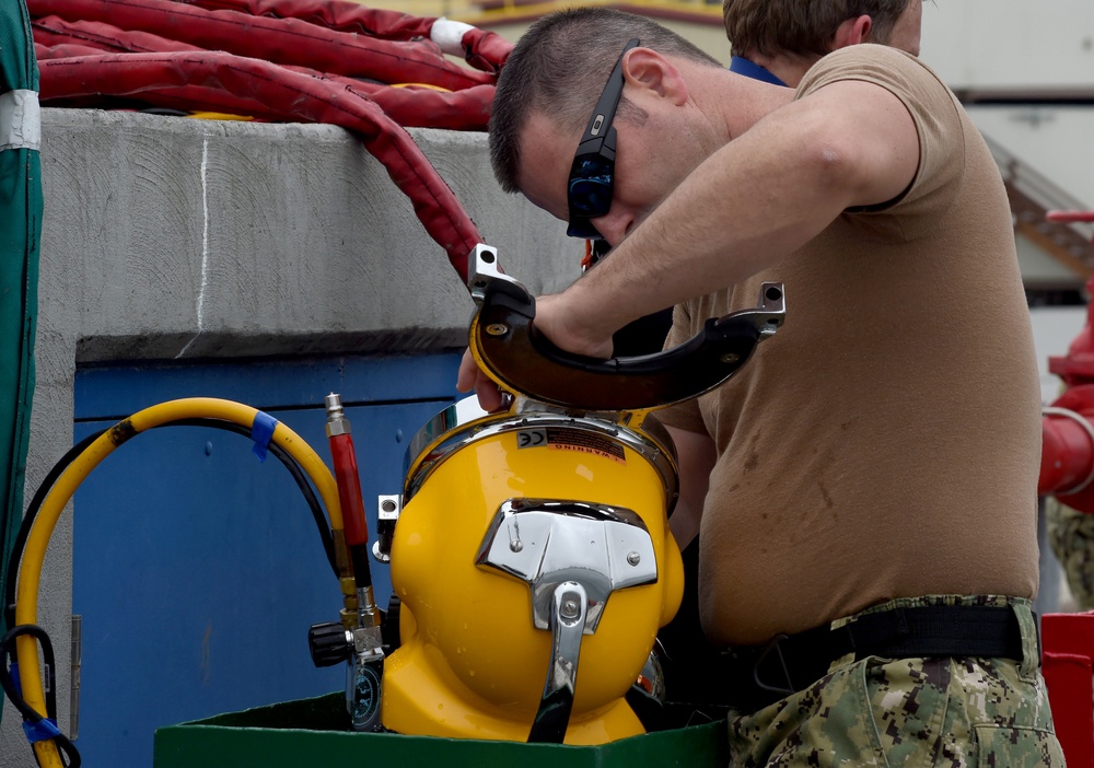 Undersea Rescue Command Trains for Submarine Rescue