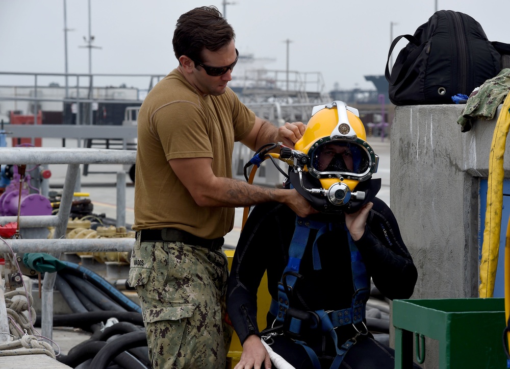 DVIDS - Images - Undersea Rescue Command Trains For Submarine Rescue ...