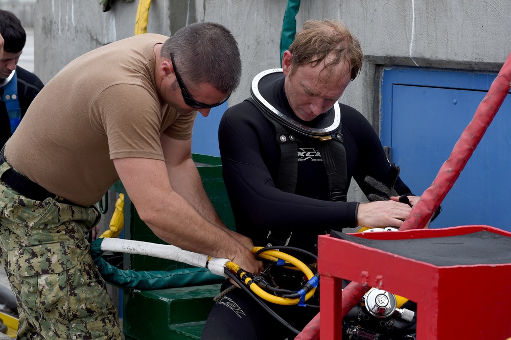 Undersea Rescue Command Trains for Submarine Rescue