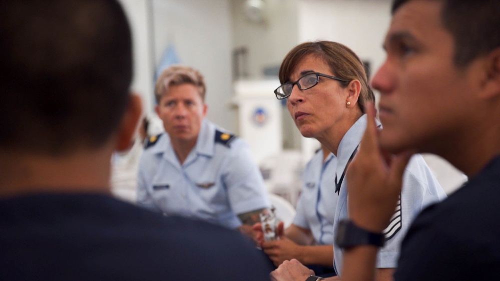 U.S. and Peruvian air force share medical knowledge, experience