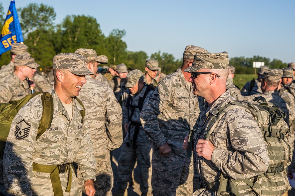 Soldiers and Airmen take a German fitness test