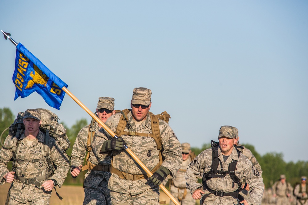 Soldiers and Airmen take a German fitness test