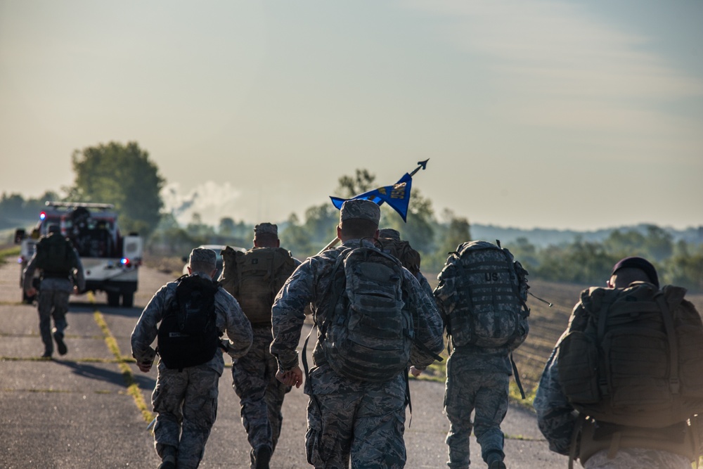 Soldiers and Airmen take a German fitness test