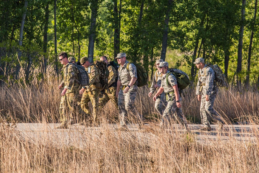 Soldiers and Airmen take a German fitness test