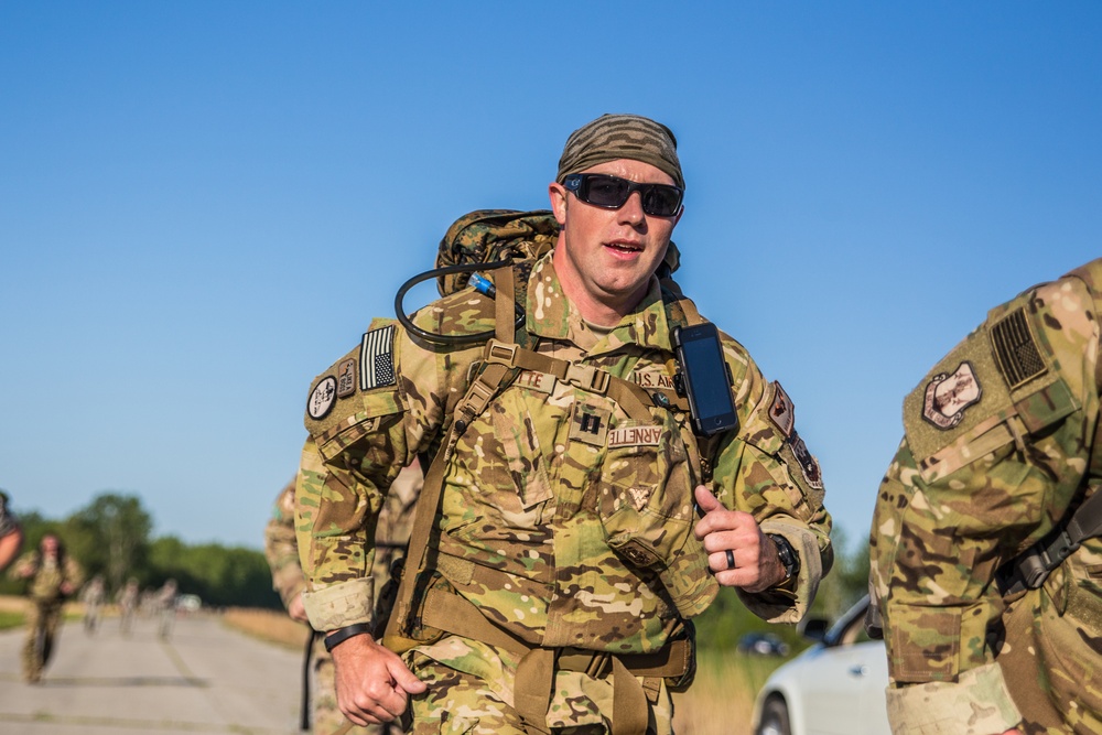 Soldiers and Airmen take a German fitness test