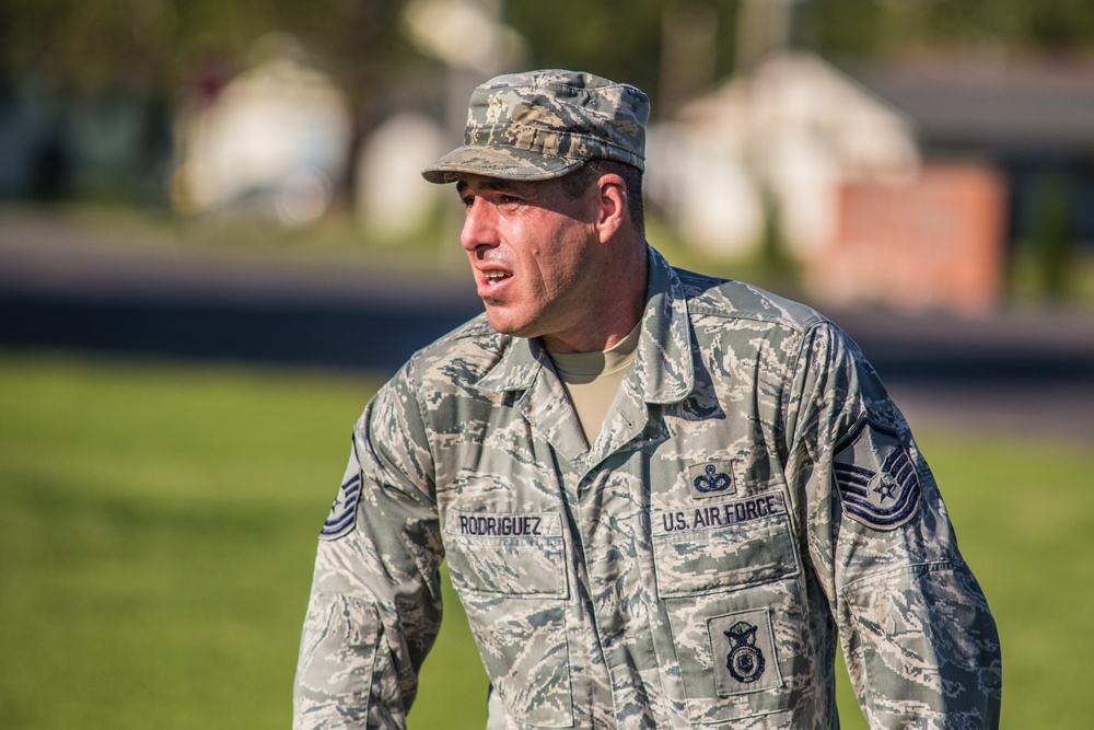 Soldiers and Airmen take a German fitness test