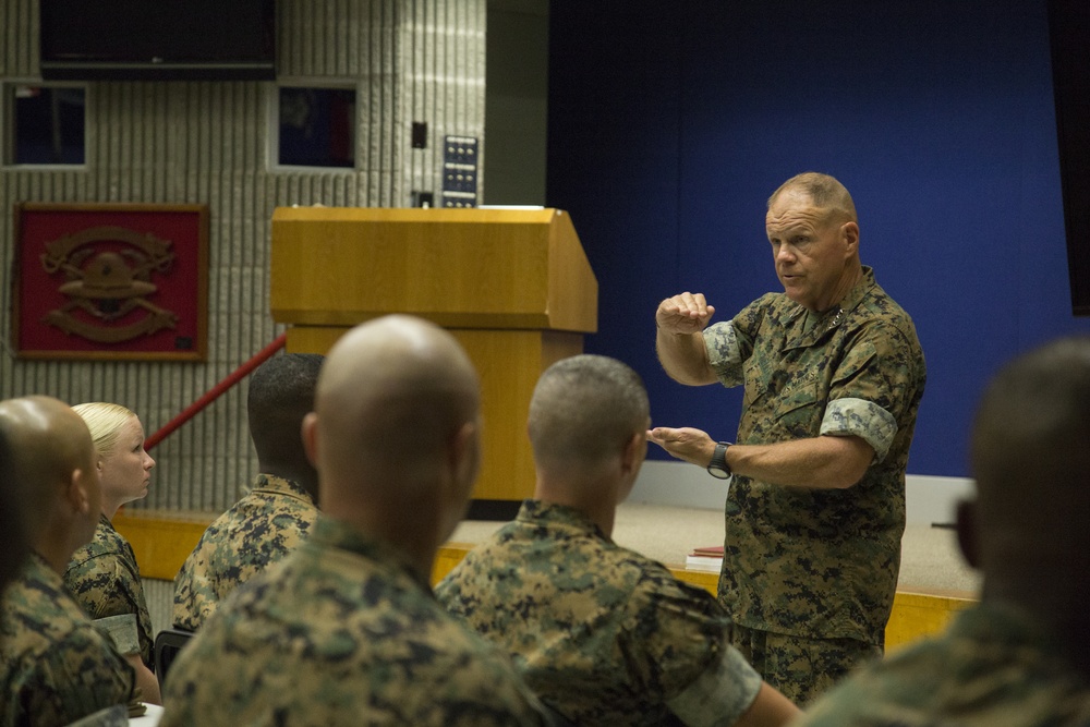Commandant Speaks to Drill Instructor School Students