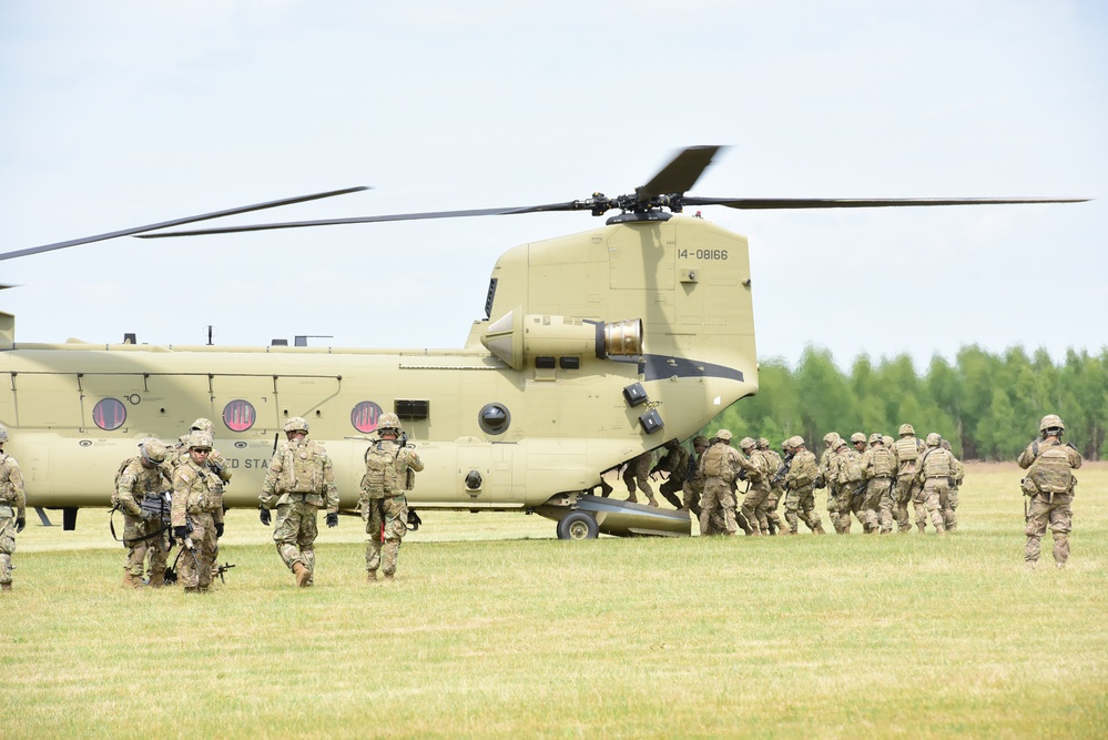 Battle Group Poland U.S. Soldiers conduct air assault training