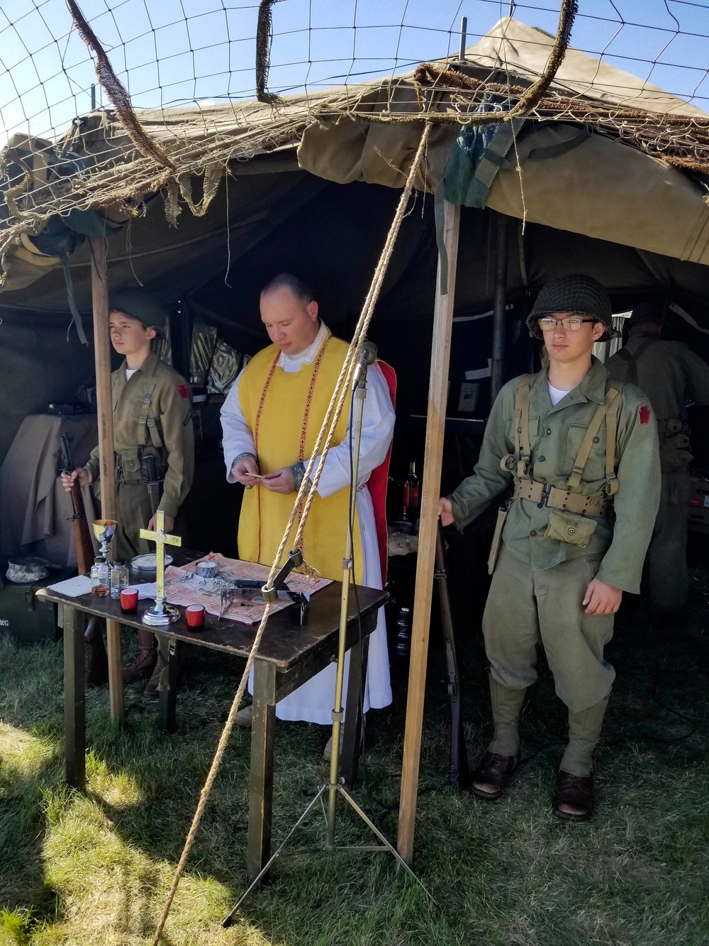 Army Chaplain provides Mass at World War II Weekend event