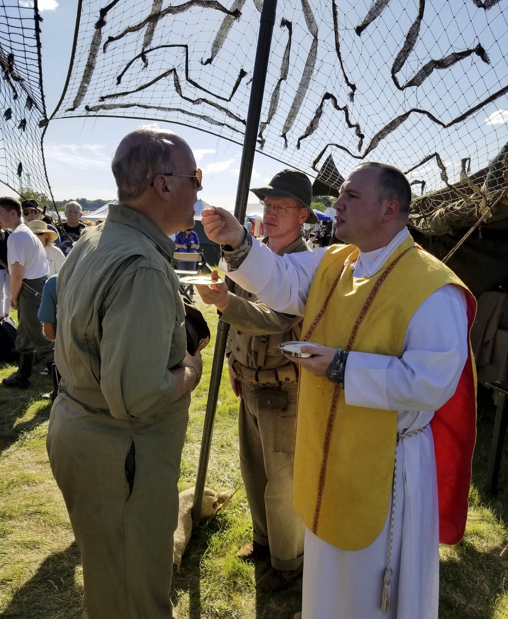 Army Chaplain provides Mass at World War II Weekend event