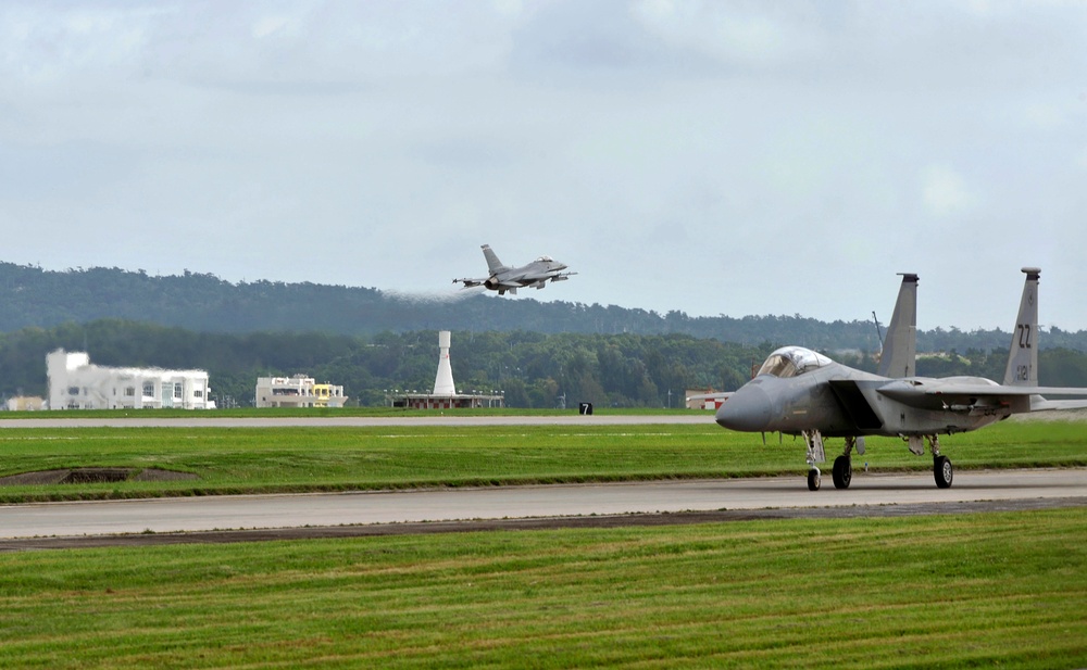 Kadena Aircraft conduct air training