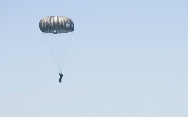 Task Group (TG) 56.1 and U.S. Airforce conduct a static line jump.