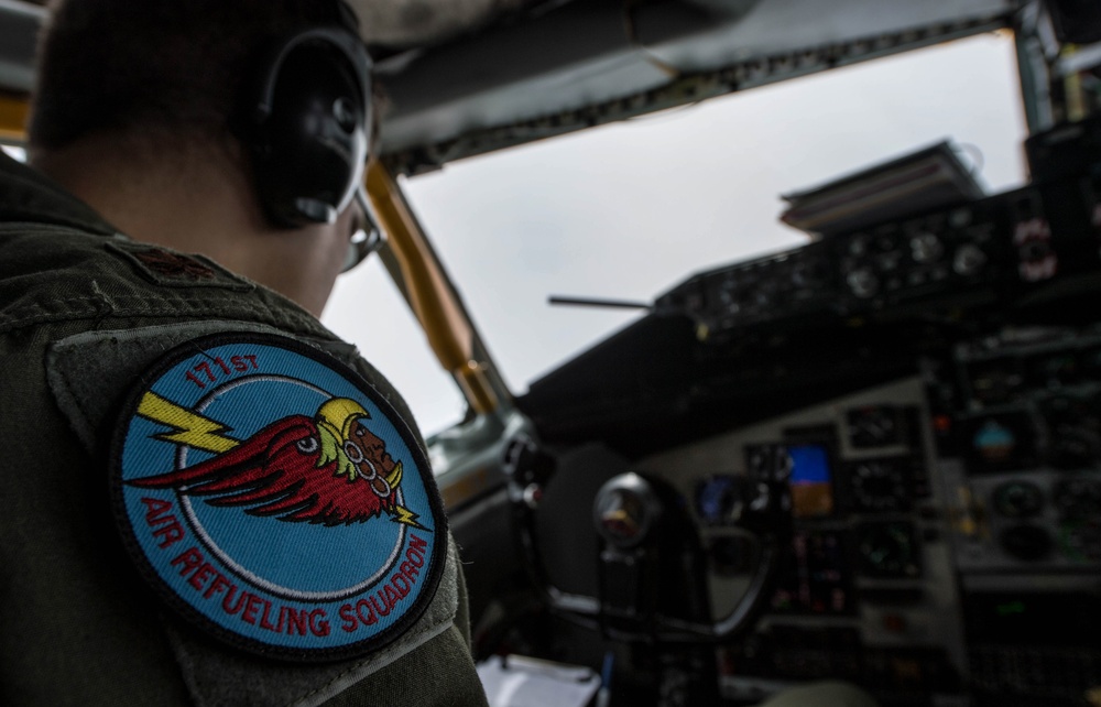 KC-135 Stratotanker refuel