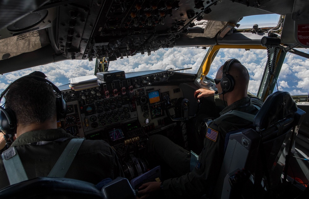 KC-135 Stratotanker refuel