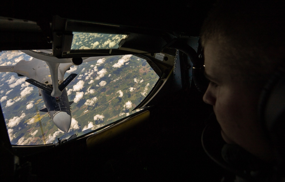 KC-135 Stratotanker refuel