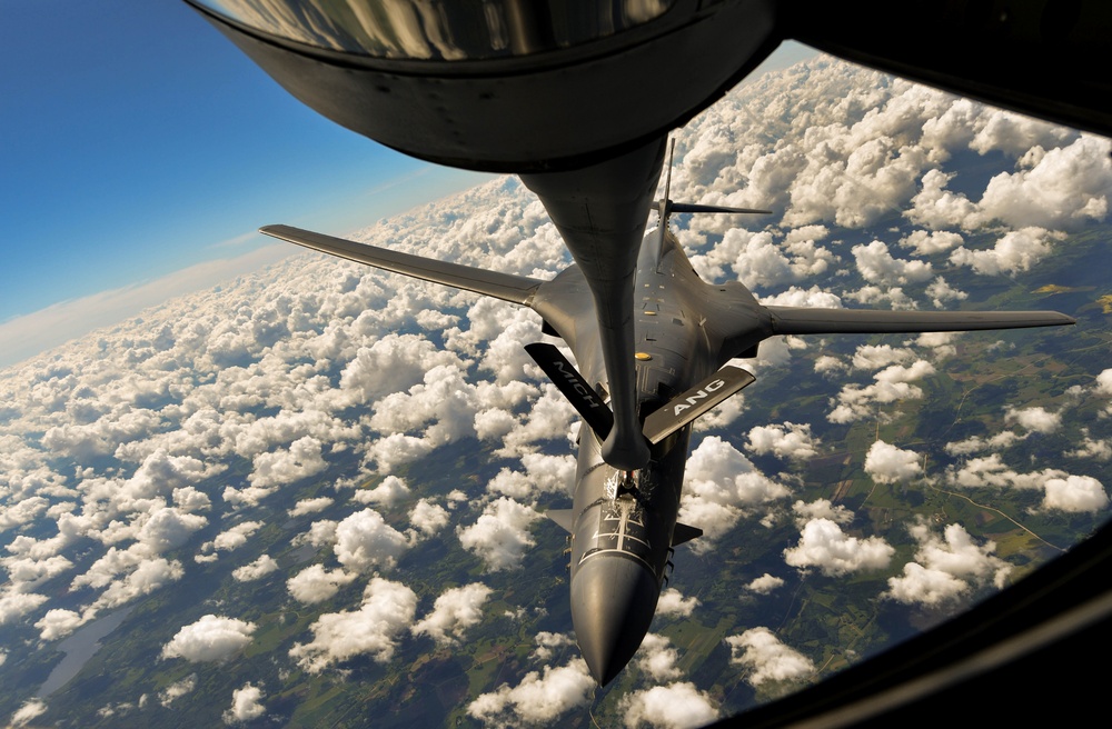 KC-135 Stratotanker refuel