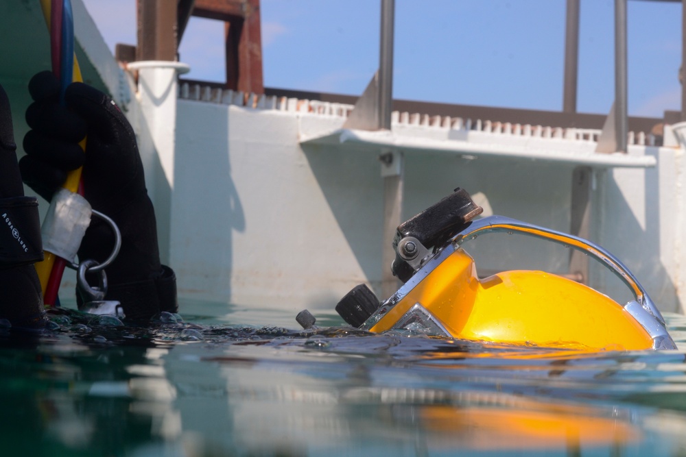 Underwater welding: Army divers keep Third Port afloat