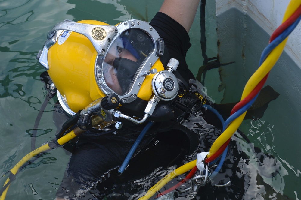 Underwater welding: Army divers keep Third Port afloat