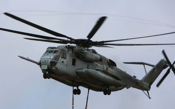 HMH-466, CLB-5 conduct external lifts