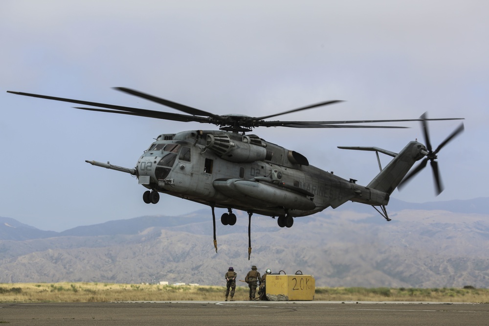 DVIDS - Images - HMH-466, CLB-5 conduct external lifts [Image 2 of 2]